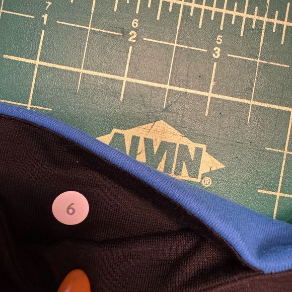 Lululemon cropped yoga pants, size 6 - Picture 10 of 13